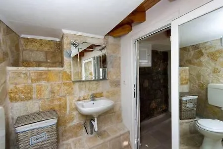 Needa's - New Hope Poolside Holiday home *